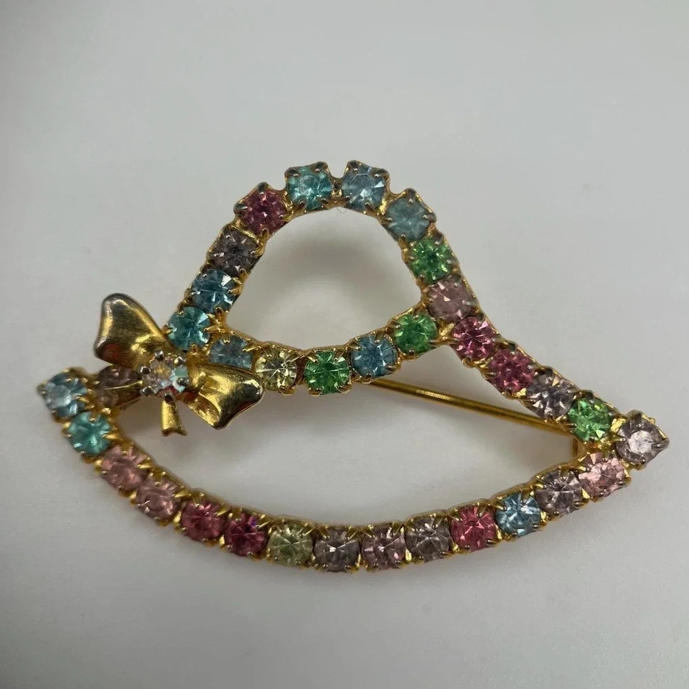 Vintage Faceted Rhinestone Gold Tone Bow‎ Hat Fashion Classic Brooch Pin Retro